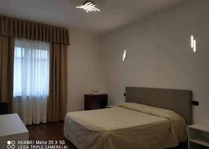 Station Group - Via Sammartini 15 Guest house 4*